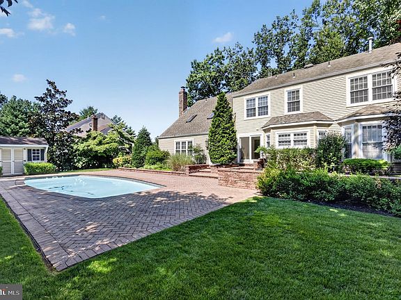 4th image of 18 Burnham Ln