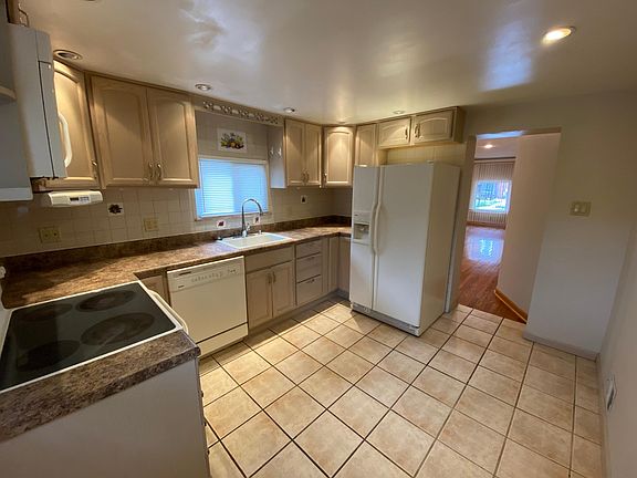 Main Level : Comfortably sized eat-in kitchen with all appliances (stove, microwave, dishwasher, side-by-side refrigerator)