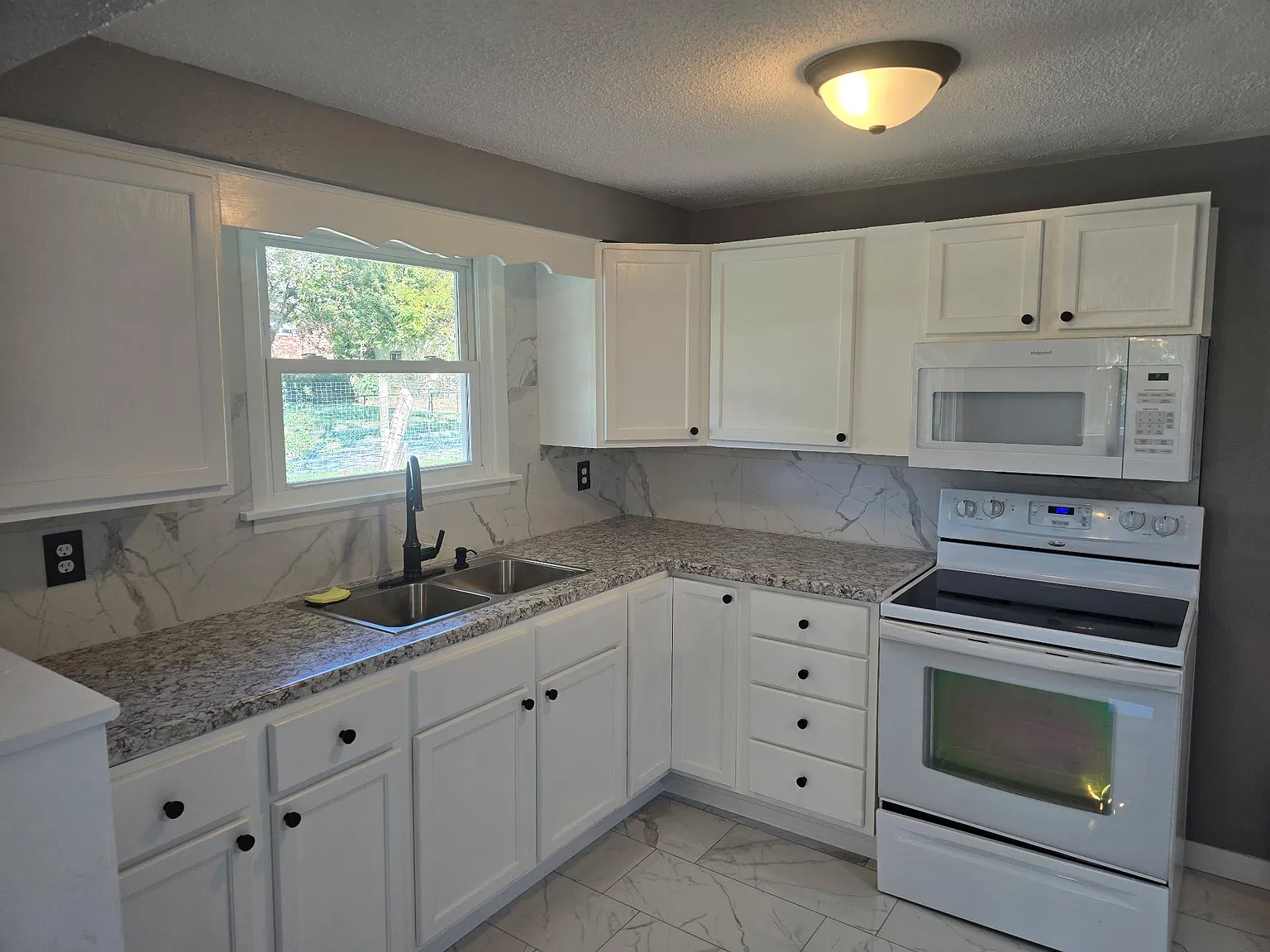 3 bed, 912 sqft, $1,300 — Photo 2
