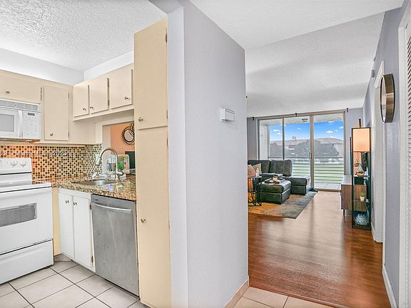 3rd image of 9230 Lagoon Pl APT 308