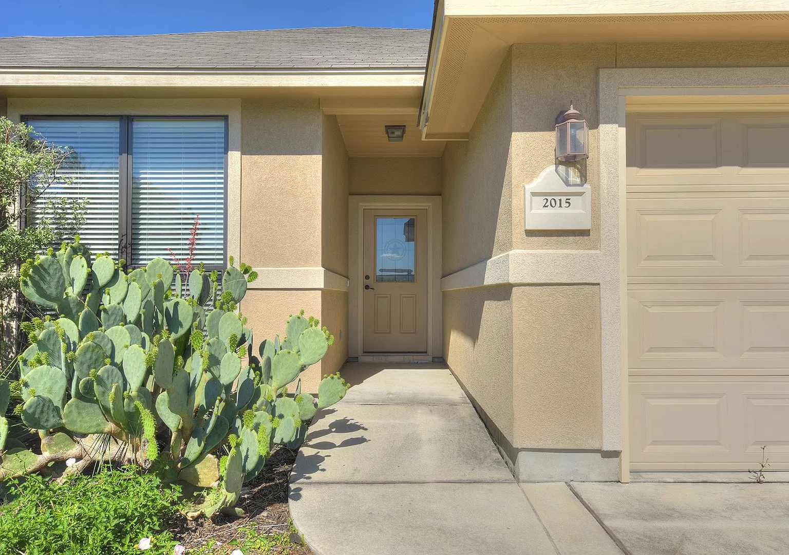 Charming Home Awaits: Spacious & Modern Living in a Prime Location — Photo 2