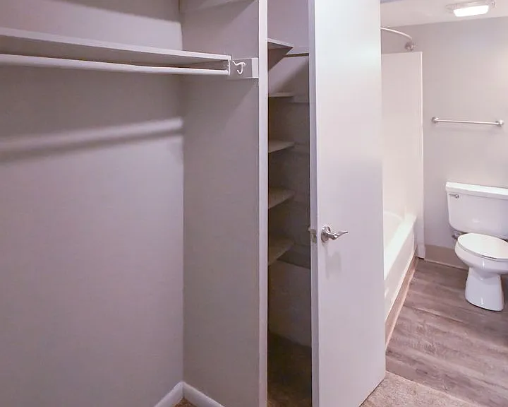 Tivoli Apartments — Photo 5