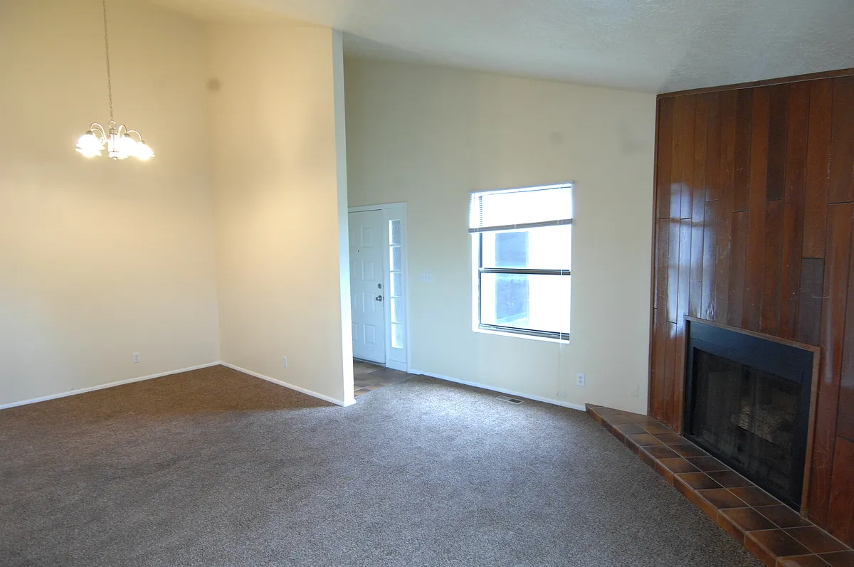 Building Photo - 3221 Van Buren Ave #B