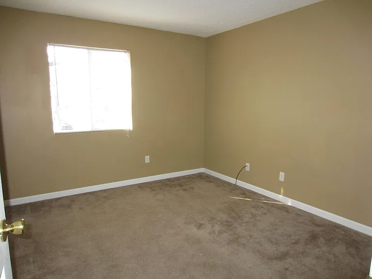 University Square Apartments — Photo 6