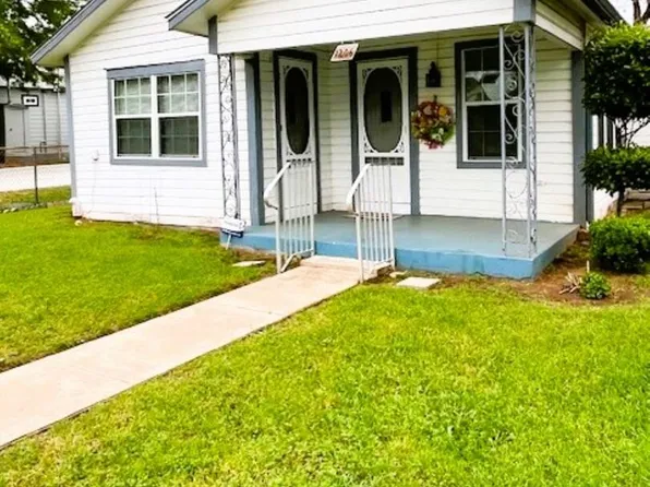 1206 PLUM ST, Floresville, TX 78114