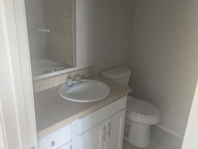129-131 Collett Ct — Photo 2