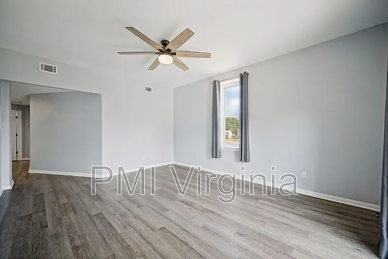 2 bed, 1.0 bath, $1,300 — Photo 4