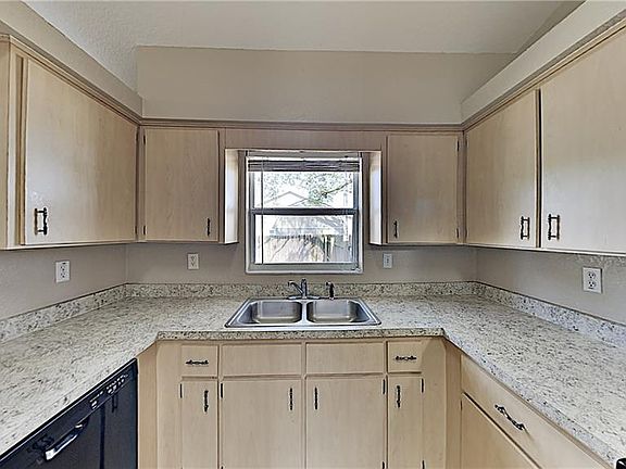 5th image of 375 Betty Ln