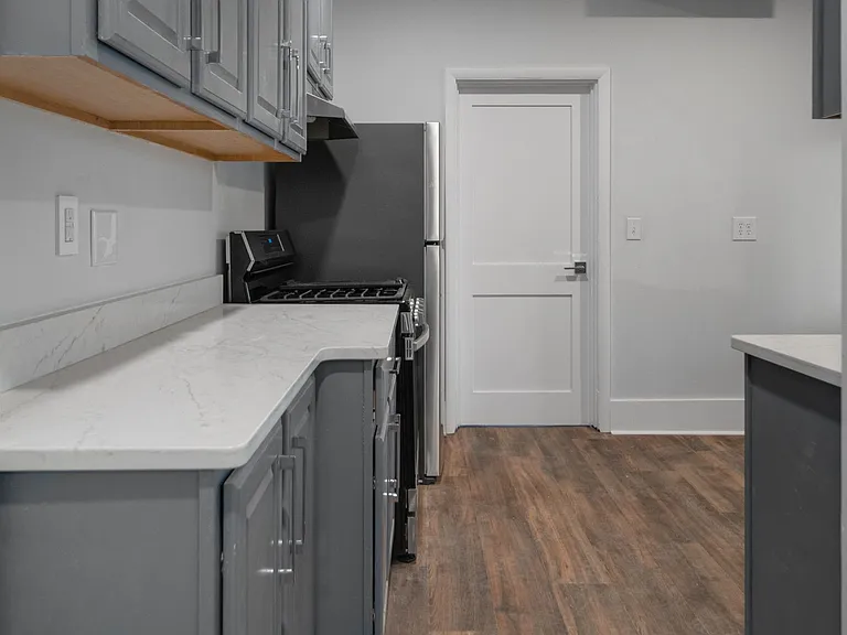 404 University Ave — Photo 19