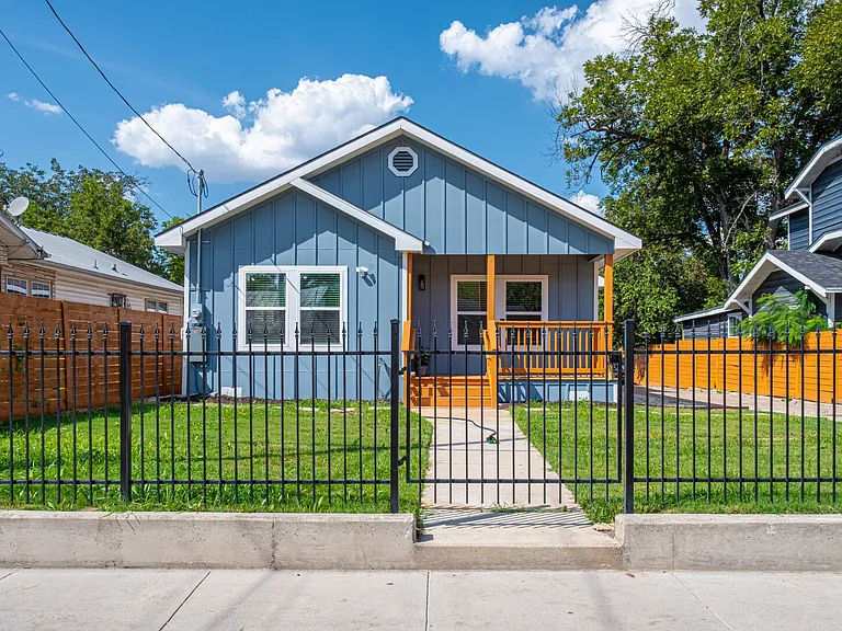 E Houston St — Photo 1