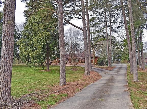 3rd image of 2693 Maiden Hwy