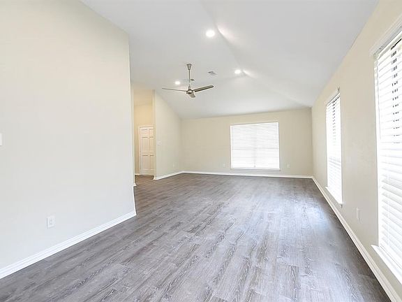 3rd image of 1529 Mayflower Dr