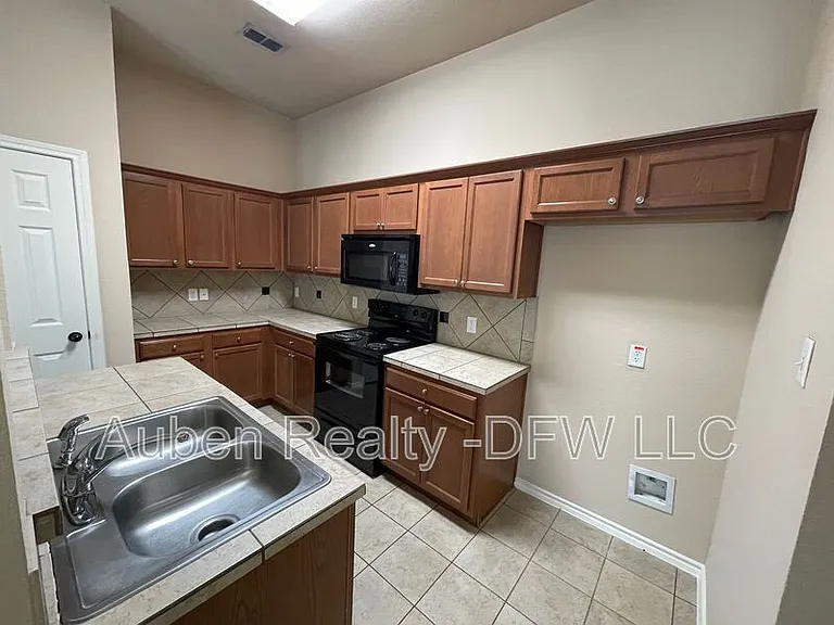 1512 Piedmont Dr — Photo 5
