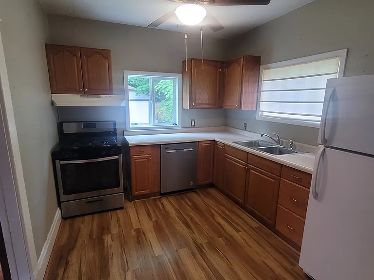 1327 Summit Ave — Photo 6