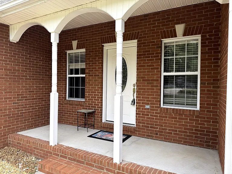 215 Woodson Dr — Photo 2