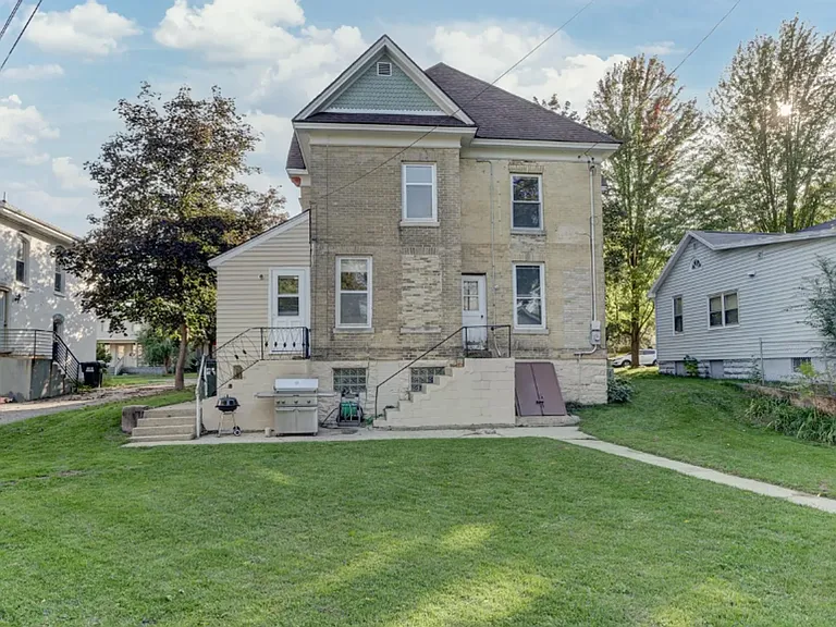 511 W Wisconsin St — Photo 43