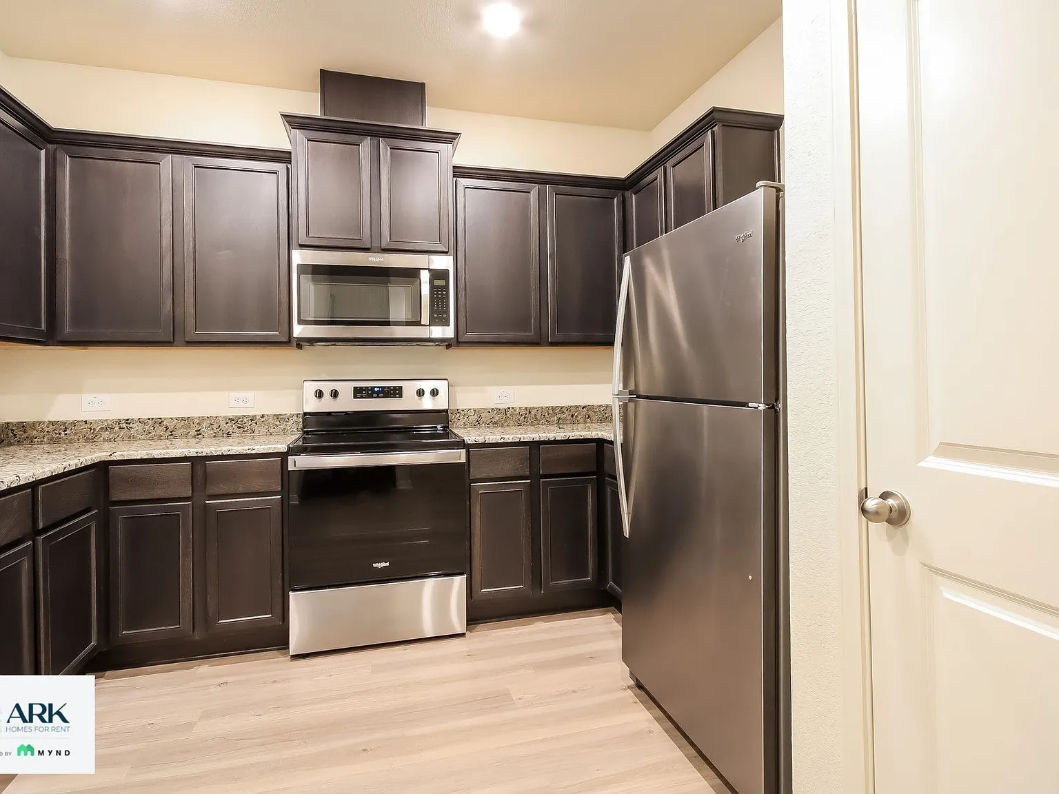 4 bed, 2.5 bath, 1727 sqft, $1,820 — Photo 2