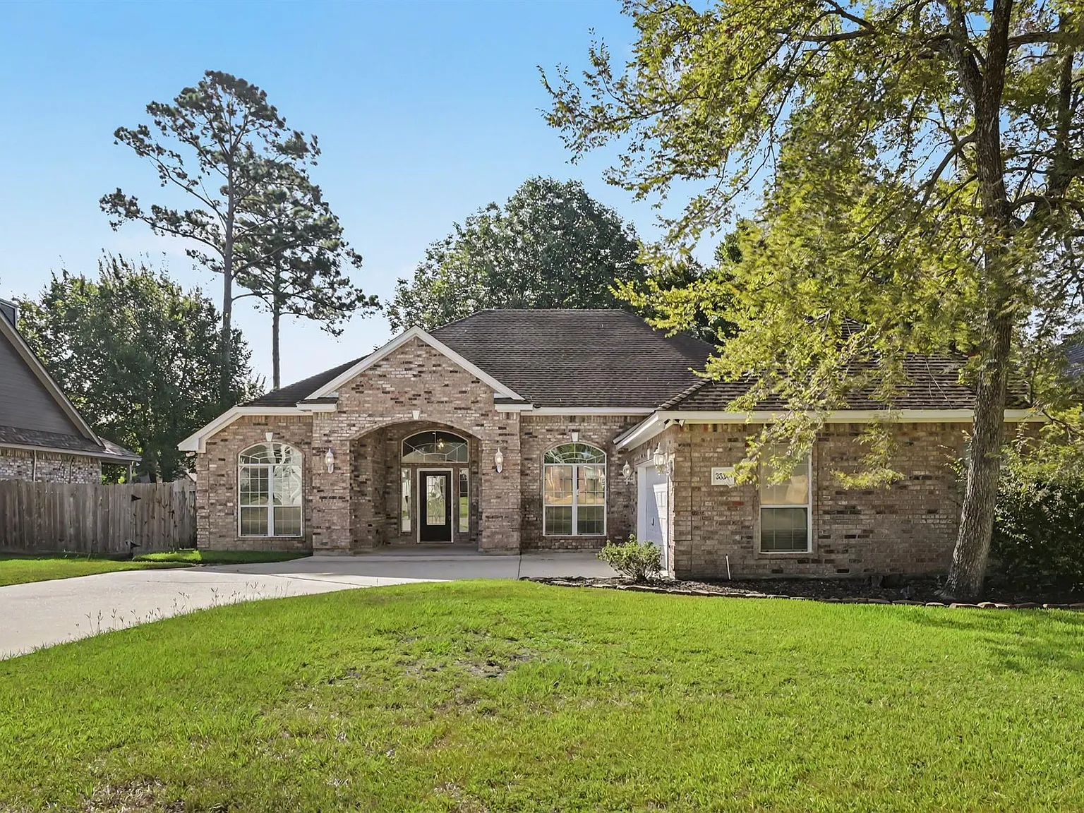 3 bed, 2.0 bath, 2227 sqft, $2,200 — Photo 2