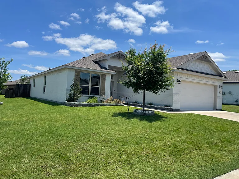 350 Carlisle Dr — Photo 2
