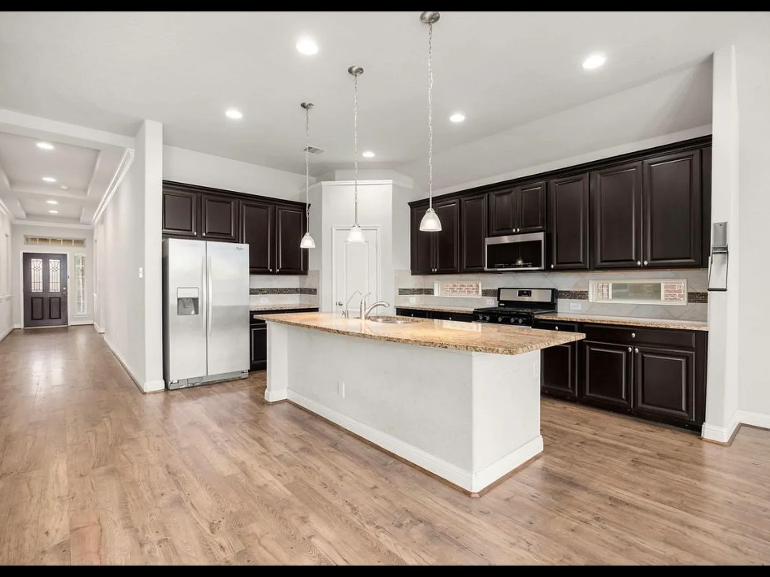 3 bed, 2.5 bath, 2090 sqft, $2,224 — Photo 3