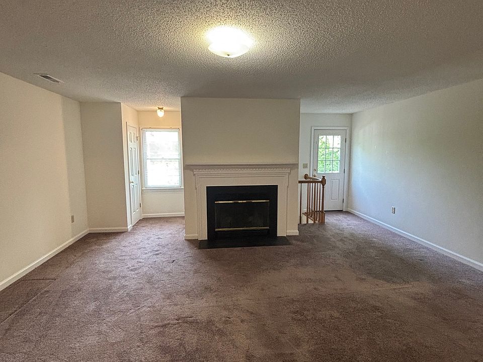 435 Pine Ave Apt C - Photo 2_06052025