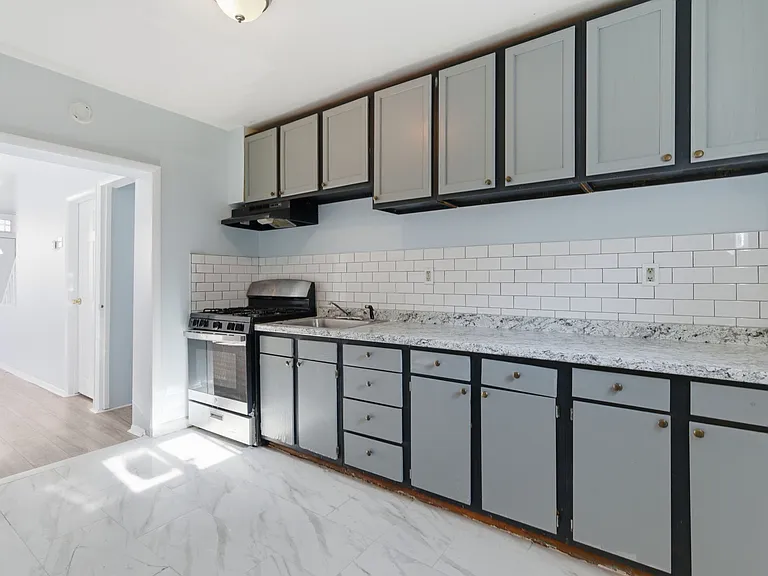 2236 W Firth St — Photo 7
