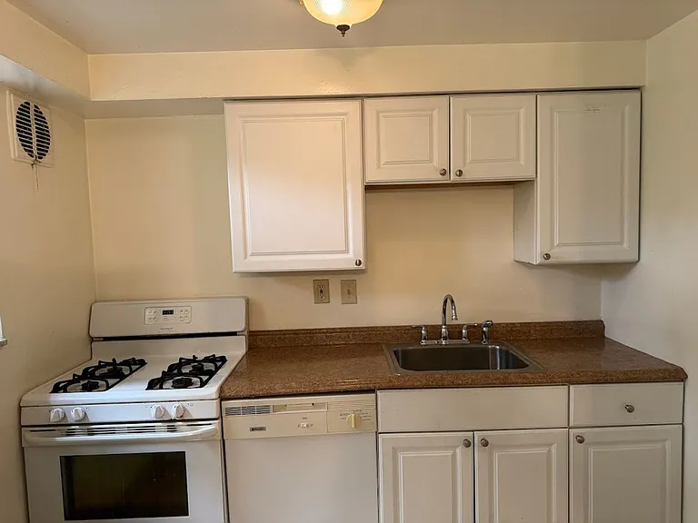 2355 Eldridge — Photo 3