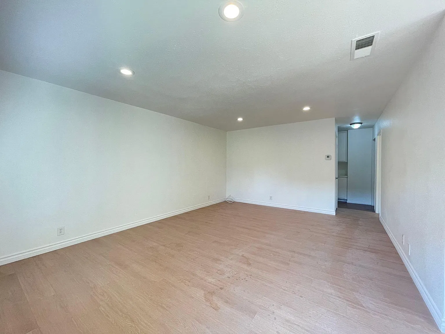 2 bed, 820 sqft, $2,500 — Photo 2