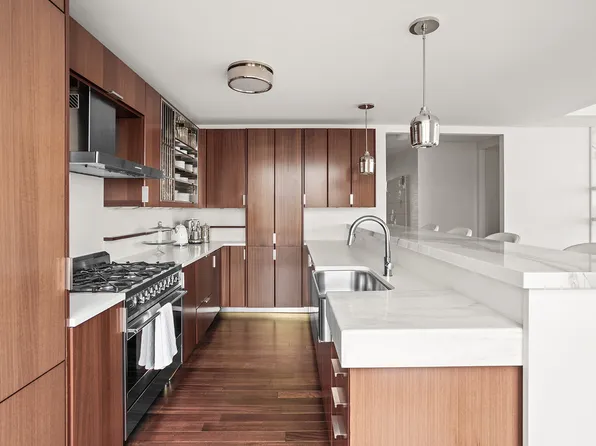 60 Riverside Boulevard image 5 of 20