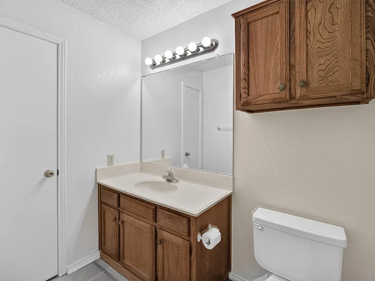 1115 Lombard Ln — Photo 6