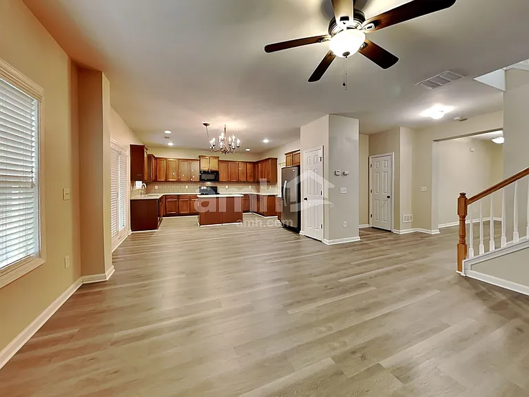 556 Crestmont Ln — Photo 6