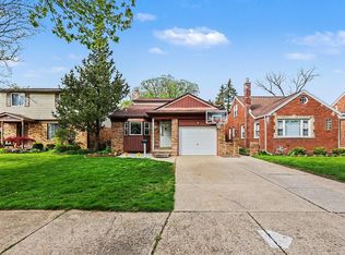 2182 Anita Ave, Grosse Pointe Woods, MI 48236