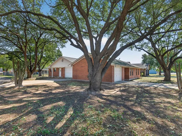 900 Crockett St, Lockhart, TX 78644