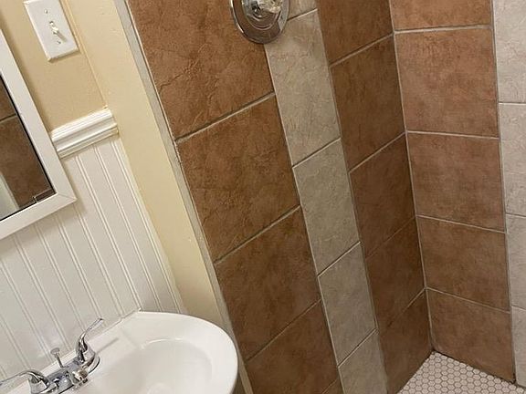 4th image of 501 S Elm St #2S
