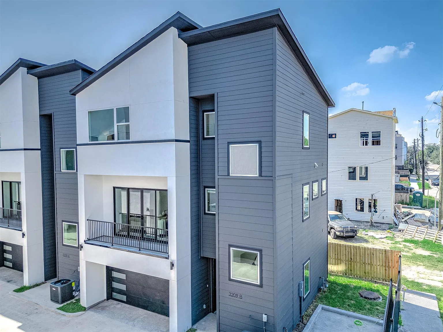 3 bed, 3.5 bath, 2125 sqft, $3,300 — Photo 2