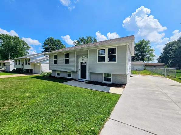 811 Henson St, Lena, IL 61048