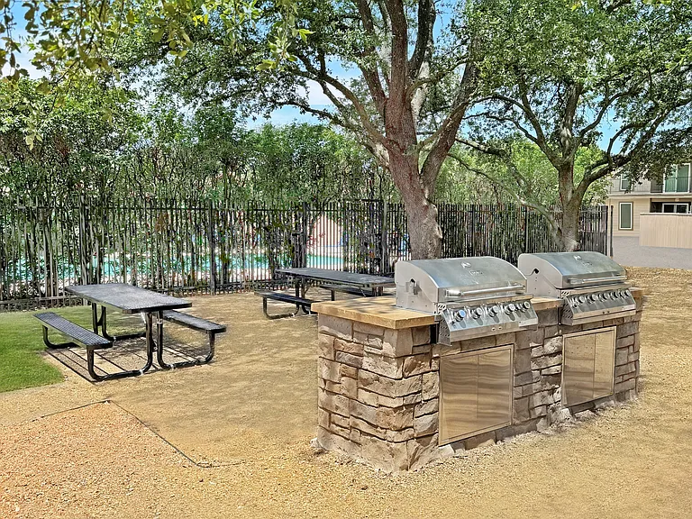 Prestonwood Hillcrest Apartments — Photo 10