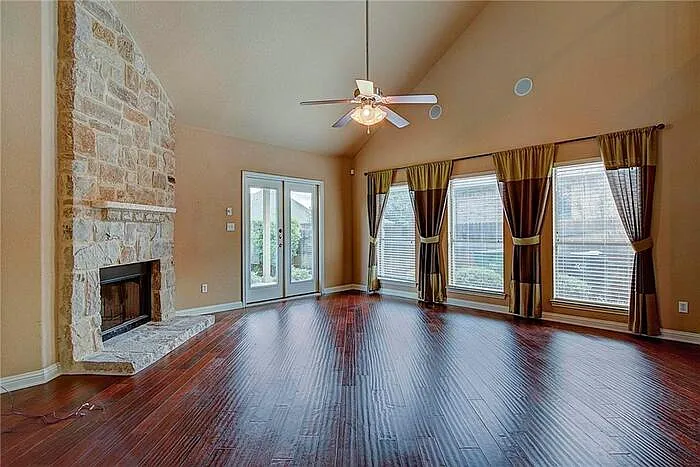 2409 Santa Clara Ln — Photo 4