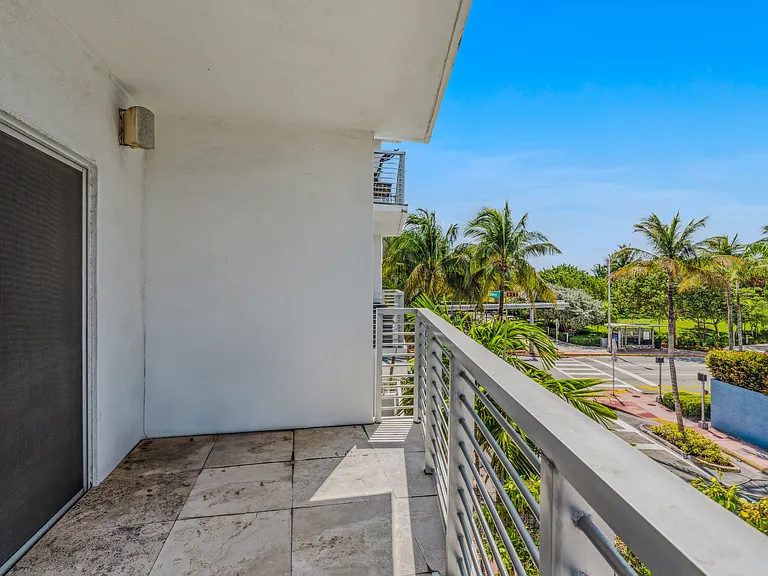 7700 Collins Ave #3 — Photo 4