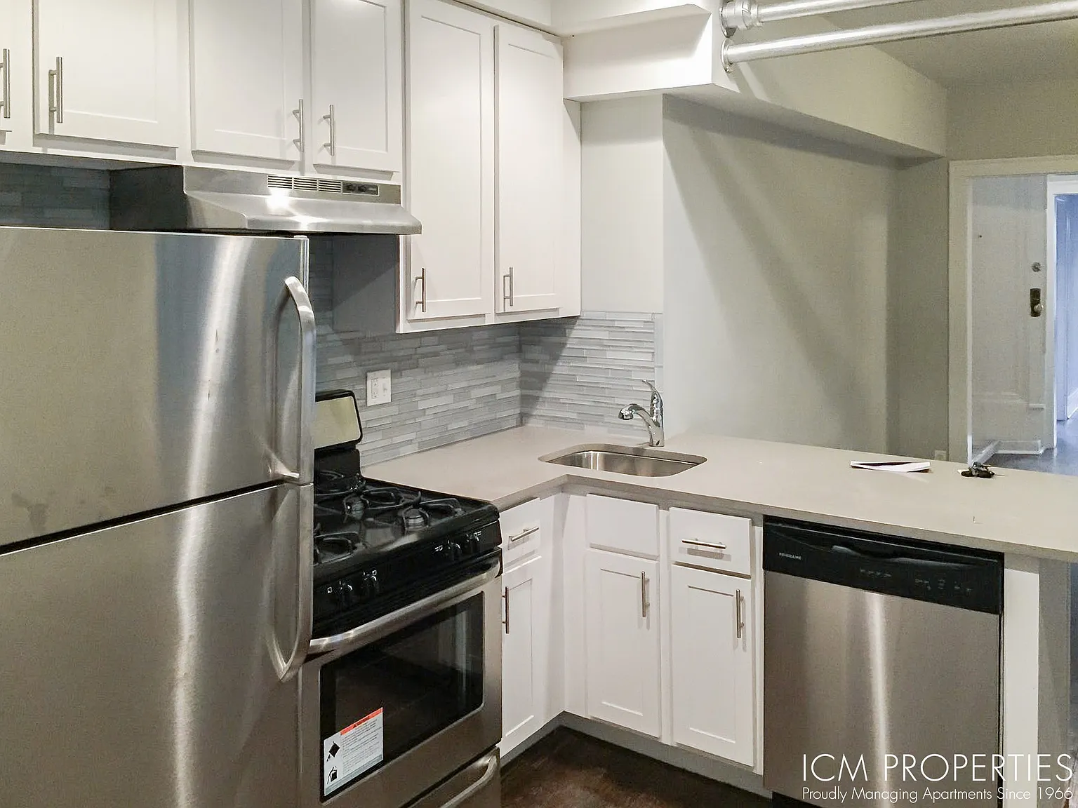 1 bed, 890 sqft, $1,895 — Photo 1