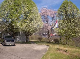 104 Cemetery Ln, Mount Carbon, WV 25139