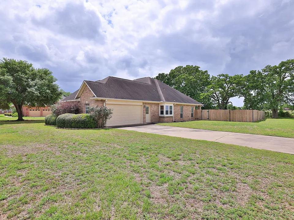 105 Lawrence Marshall Dr