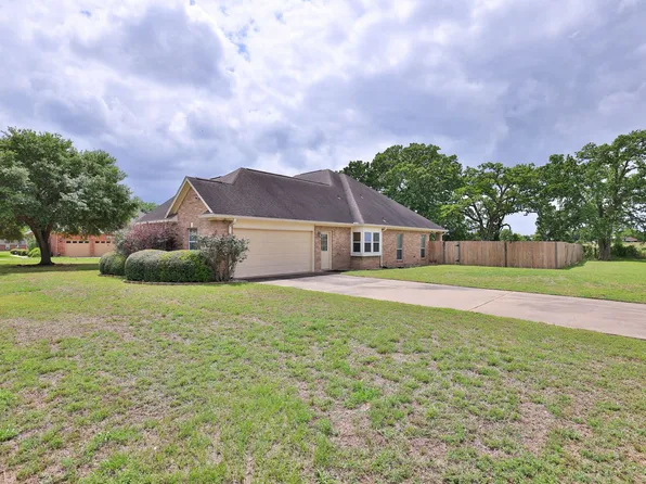 105 Lawrence Marshall Dr, Hempstead, TX 77445