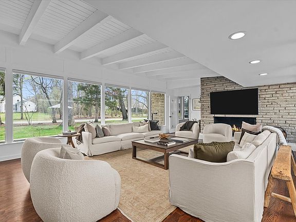 5th image of 1939 York Ln