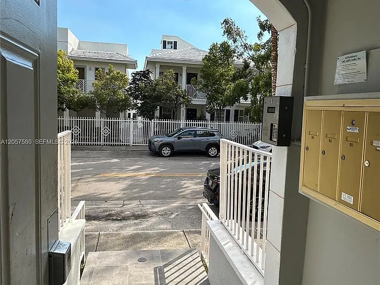 953 SW 10th St #1 — Photo 8