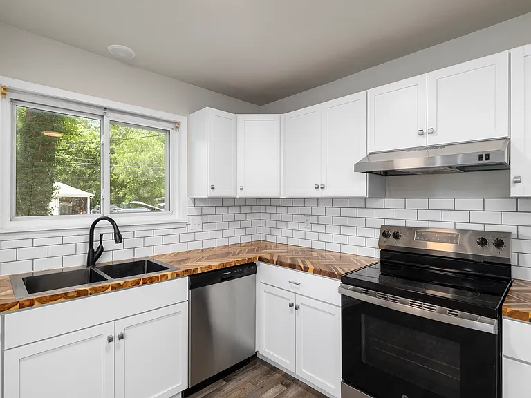 1824 N Hillcrest Ave — Photo 8