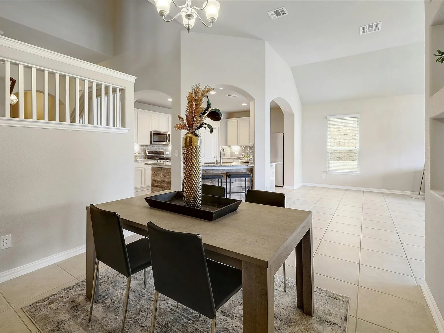 4 bed, 3.0 bath, 2626 sqft, $2,399 — Photo 4