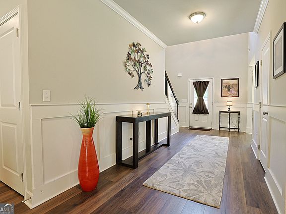 5th image of 20 Hawthorn Ln