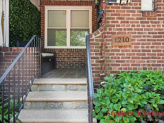 2nd image of 1210 Lakewood Pl #1