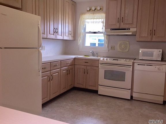 3rd image of 11 Sherman Ct